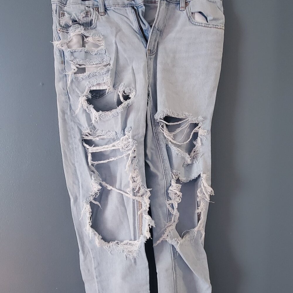 American Eagle Strigid womens jeans size 8 holy Regular fit